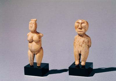 Dos estatuillas de un hombre y una mujer, del estrecho de Bering de Inuit School