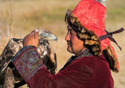 Un cazador de águilas kazajo cerca de la aldea de Bayan, en Mongolia occidental, en 2016 (foto) de Ira Block