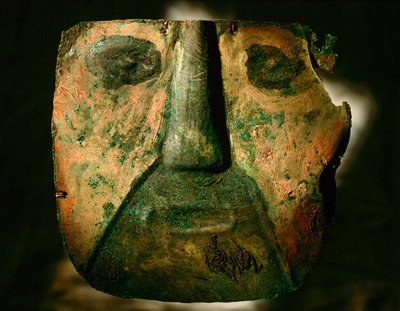 Una máscara de cobre exhumada de la cultura de Lambayeque de A.... de Ira Block