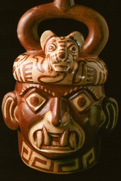 Artefacto cerámico con boca colmilluda hallado en El Brujo, un remoto complejo de ruinas piramidales de los Moche, una cultura que gobernó la costa norte de Perú entre los años 100 y 800 d.C. aproximadamente. En 1899, el arqueólogo alemán Max Uhle, que exc de Ira Block