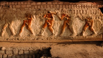 Friso de prisioneros moche desnudos en los muros de la Huaca Cao Viejo de El Brujo, un remoto complejo de ruinas piramidales de los moche, una cultura que dominó la costa norte de Perú desde aproximadamente A..... de Ira Block