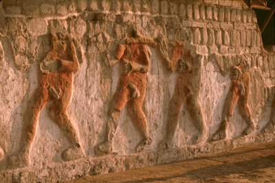Friso de prisioneros moche desnudos en los muros de la Huaca Cao Viejo de El Brujo...., 2005 (foto) de Ira Block