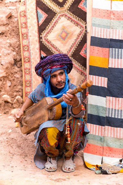 Un músico local en el ksar de Ait Benhaddou en Marruecos, 2017 (foto). de Ira Block