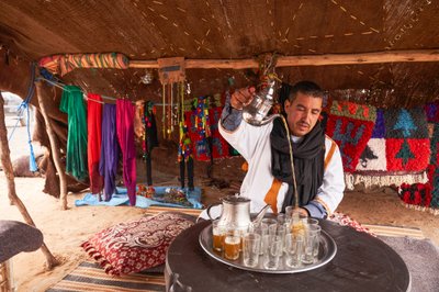 Un lugareño sirviendo té a la menta en Erg Chebbi, en el desierto cerca de Merzouga, Marruecos, 2019 (foto) de Ira Block