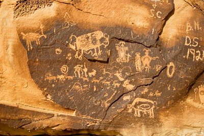 Un petroglifo en una roca con un bisonte y otra bisonte preñada en Willow Bend el..., 2005 (foto) de Ira Block
