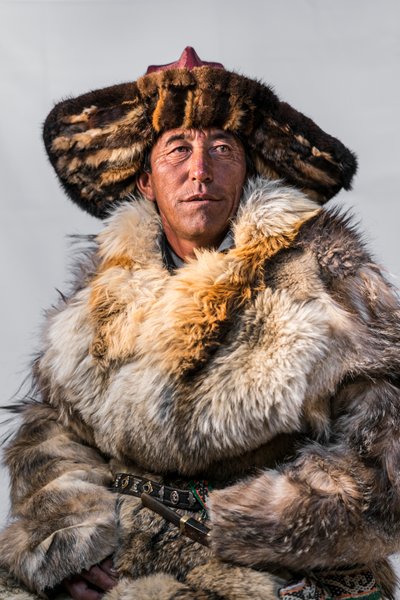 Retrato de un cazador de águilas kazajo en Mongolia occidental, 2016 (foto) de Ira Block