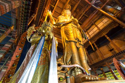 Estatua de Migjid Janraisig en el monasterio de Gandantegchinlen, un monasterio de estilo tibetano..., 2013 (foto) de Ira Block