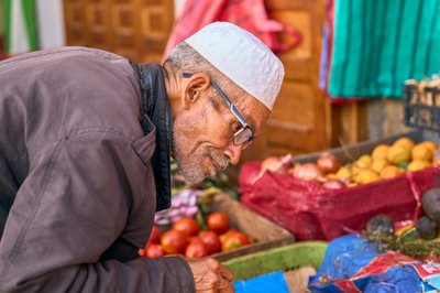 Una escena callejera en la medina de Rabat, Marruecos, 2022 (foto) de Ira Block