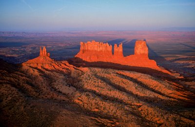 Vista aérea de formaciones rocosas en Monument Valley, Utah. de Ira Block