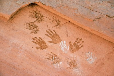 Huella de mano anasazi, antiguo arte rupestre hallado en Grand Gulch, Utah. de Ira Block