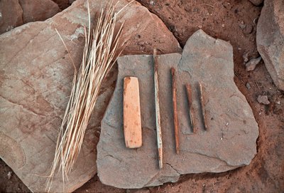 Herramientas anasazi sobre una roca en Grand Gulch, Utah, 2009 (foto) de Ira Block