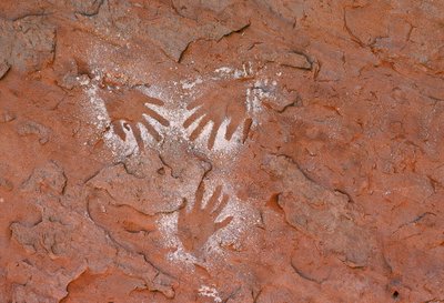 Arte rupestre anasazi antiguo, una huella de mano en Grand Gulch, Utah de Ira Block