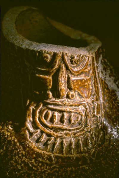 Artefactos del Hucha. El Brujo es un remoto complejo de ruinas piramidales de Moche, una cultura que gobernó la costa norte de Perú entre los años 100 y 800 d.C. aproximadamente. El arqueólogo alemán Max Uhle fue el primero en darse cuenta, excavando en el de Ira Block
