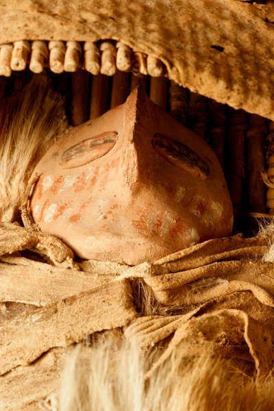 En el Museo Prehistórico del Colegio del Este de Utah, en Price, Ut., una tabla de cuna en miniatura de Fremont con una figurita de cerámica encontrada en la década de 1930 en la zona de Capitol Reef. de Ira Block