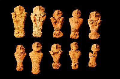 En el Museo Prehistórico del Colegio del Este de Utah, en Price (Utah), las Figurillas Pilling de la época Fremont, halladas cerca de Range Creek por Clarence Pilling en 1950. de Ira Block