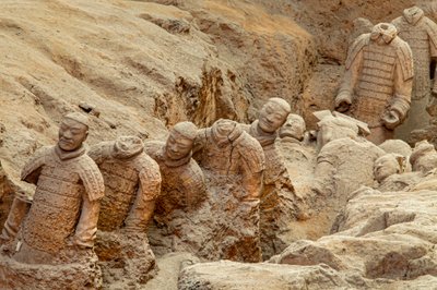 En el Museo de los Guerreros de Terracota, escenas de los distintos guerreros en la zona del Foso 1., 2009 (foto) de Ira Block