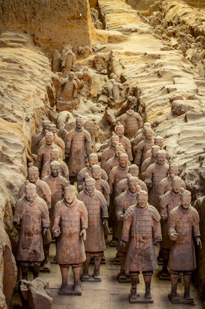 En el Museo de los Guerreros de Terracota, escenas de los distintos guerreros en la zona del Foso 1.., 2009 (foto) de Ira Block