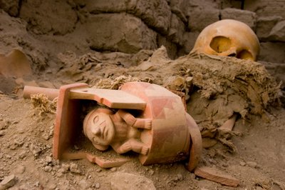 Huesos de la hembra sacrifican una cerámica de un hombre sentado bajo un tejado., 2005 (foto) de Ira Block