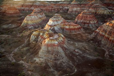 Rocas de colores cerca de Wu Cai Wan en el desierto de Gobi, Xinjiang, China occidental., 2007 (foto) de Ira Block