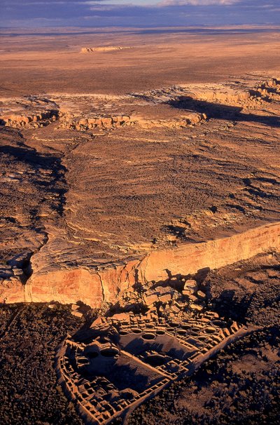 En las profundidades de los remotos desiertos del noroeste de Nuevo México se encuentran las extensas ruinas d... de Ira Block
