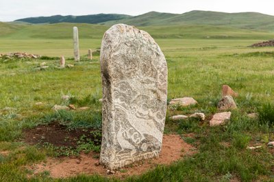 Yacimiento de piedras de ciervo cerca de MÃ¶rÃ¶n, en el norte de Mongolia, 2013 (foto). de Ira Block