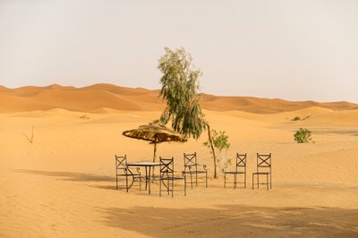Escenas desérticas cerca de un hotel en Erg Chebbi, Merzouga, Marruecos., 2014 (foto) de Ira Block