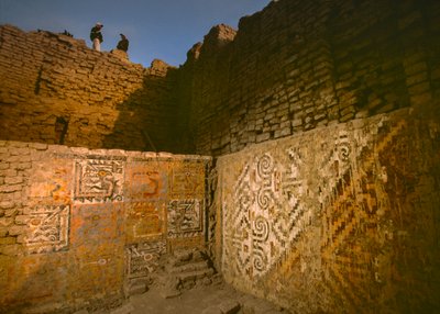 Arte elaborado en las paredes de la Huaca Cao Viejo en El Brujo...., 2005 (foto) de Ira Block
