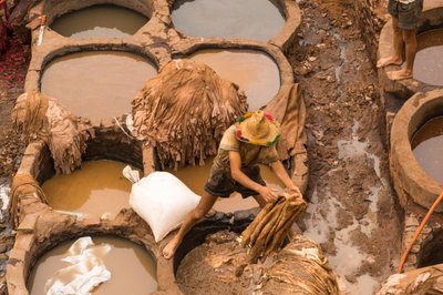 Teñido de pieles en la curtiduría Chouara de Fez, Marruecos, 2014 (foto) de Ira Block