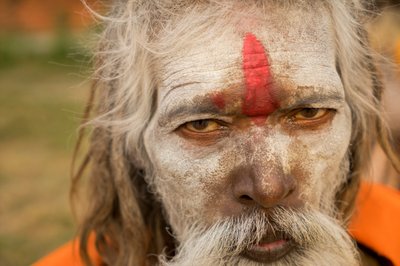 Hombres santos en el templo de Pashupatinath, a orillas del río Bagmati, en Katmandú (Nepal), en 2014 (foto). de Ira Block
