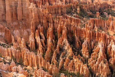 Hoodoos - agujas creadas por la erosión - en el Parque Nacional Bryce Canyon en Utah., 2019 (foto) de Ira Block