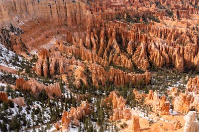 Hoodoos - agujas creadas por la erosión - en el Parque Nacional Bryce Canyon en Utah., 2019 (foto) de Ira Block