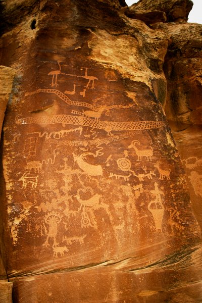 En el Cañón de las Nueve Millas, yacimiento de petroglifos de la grulla cenicienta, 2005 (foto) de Ira Block
