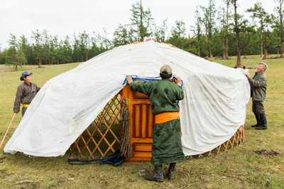 Lugareños construyendo un ger, una yurta portátil cerca del lago Khövsgöl, en el norte de Mongolia, 2013 (foto). de Ira Block