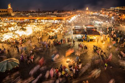 Mirando hacia abajo en Jemaa el-Fnaa. la plaza del mercado en la medina, Marrakech., 2014 (foto) de Ira Block