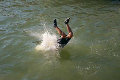 Hombre buceando en el puerto de Essaouira, Marruecos, 2022 (foto) de Ira Block
