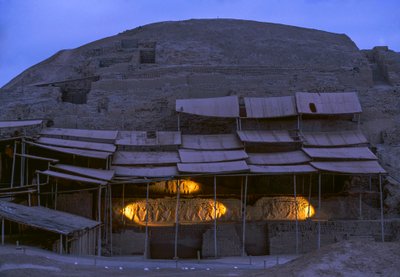Escena nocturna en El Brujo, un remoto complejo de ruinas piramidales de los Moche - una cultura..., 2005 (foto) de Ira Block