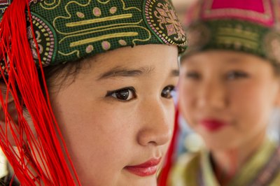Retrato de una joven vestida con Deel, ropa tradicional mongola en Naadam en..., 2013 (foto). de Ira Block