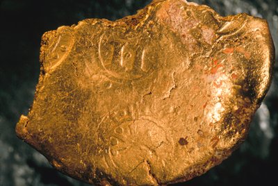 Preciosos cargamentos de los siglos XVI y XVII hallados en naufragios cerca de aguas cubanas. Se presentan en una deslumbrante variedad de formas y tamaños en oro de 22 quilates. Esta es una pieza de oro con un sello de impuesto de ensayador Cortesía de la de Ira Block