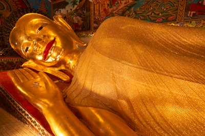 Estatua de Buda reclinado en Wat Phra Pan(Phra Non Mae Puka), Chiangmai, Tailandia, 2019 (foto). de Ira Block
