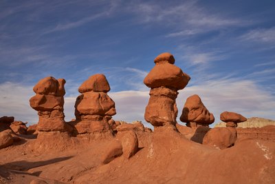 Formaciones rocosas en el Parque Estatal de Goblin Valley en Utah, 2020 (foto) de Ira Block