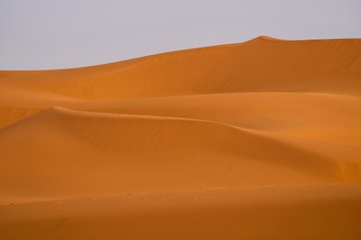 Dunas de arena de Ergg Chebbi , desierto del Sahara en Marruecos, 2022 (foto) de Ira Block
