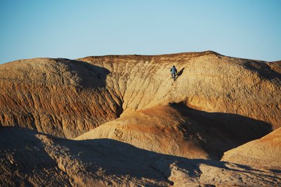 Escenas en torno a Wu Cai Wan en el desierto de Gobi, Xinjiang, China occidental., 2007 (foto) de Ira Block