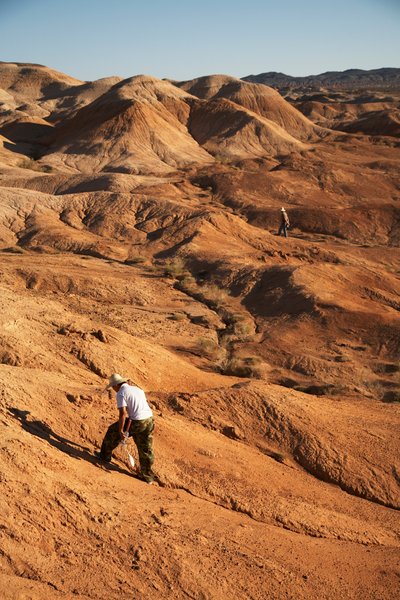 Escenas en torno a Wu Cai Wan en el desierto de Gobi, Xinjiang, China occidental., 2007 (foto) de Ira Block