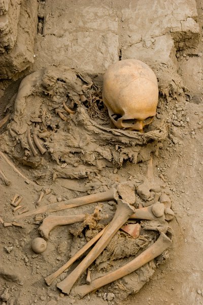 La mujer sacrificada en el entierro con el fardo de mommu en Huaca El Brujo., 2005 (foto) de Ira Block