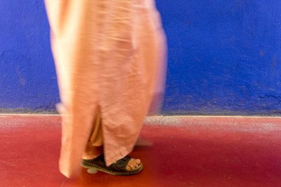 Caminando junto a un muro azul el Jardín Majorelle Jardin Majorelle en Marrakech, Marruecos., 2014 (foto) de Ira Block
