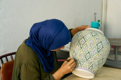 Mujer trabajando en una fábrica de cerámica en Fez, Marruecos, 2022 (foto) de Ira Block