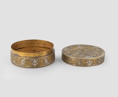 Caja con tapa de forma cilíndrica, de latón grabado incrustado con plata, con dorado posterior y posible adición de banda interior, 1400-c.1525 de Iranian School