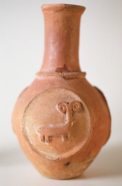 Olla con relieve de un carnero, de Siyah-kuh, Irán, 700 d.C. de Iranian School