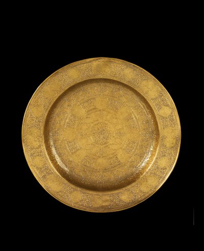 Plato de latón grabado con incrustaciones de plata y dorado posterior, 1575-99 de Iranian School