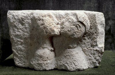 Arte ibérico: el Beso de Osuna. Alto relieve de piedra caliza que representa a un hombre y una mujer besándose - Edad del Hierro II, Dim. 13,5x24x20 cm - Madrid, Museo Arqueológico Nacional de Iron Age